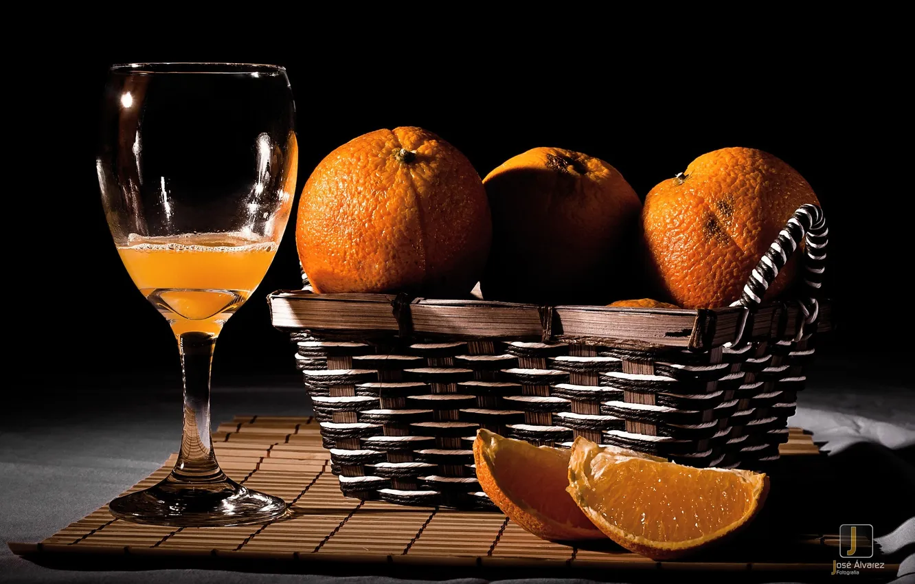 Фото обои темный фон, бокал, апельсины, сок, корзинка, цитрусы, дольки