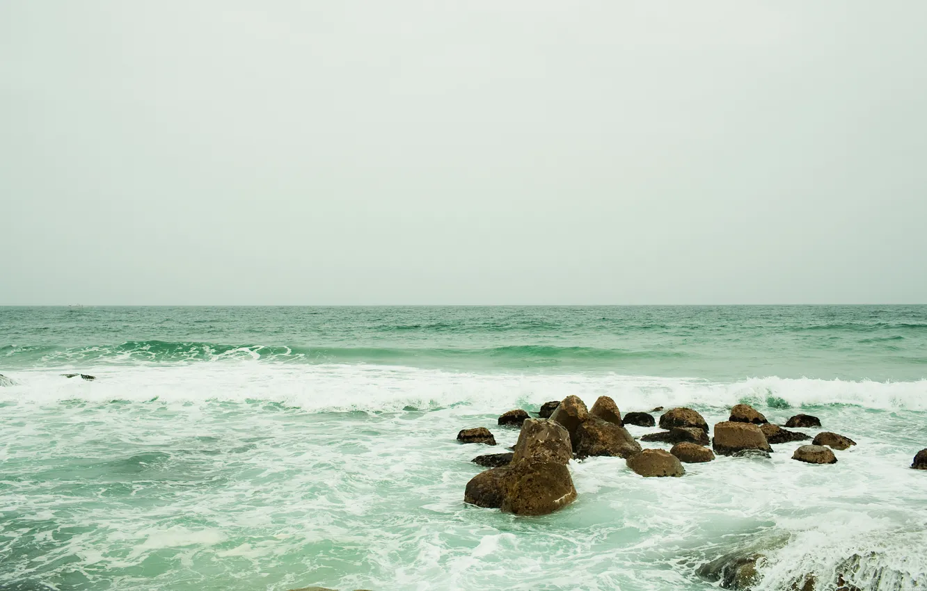 Фото обои море, волны, небо, пена, вода, брызги, камни, океан