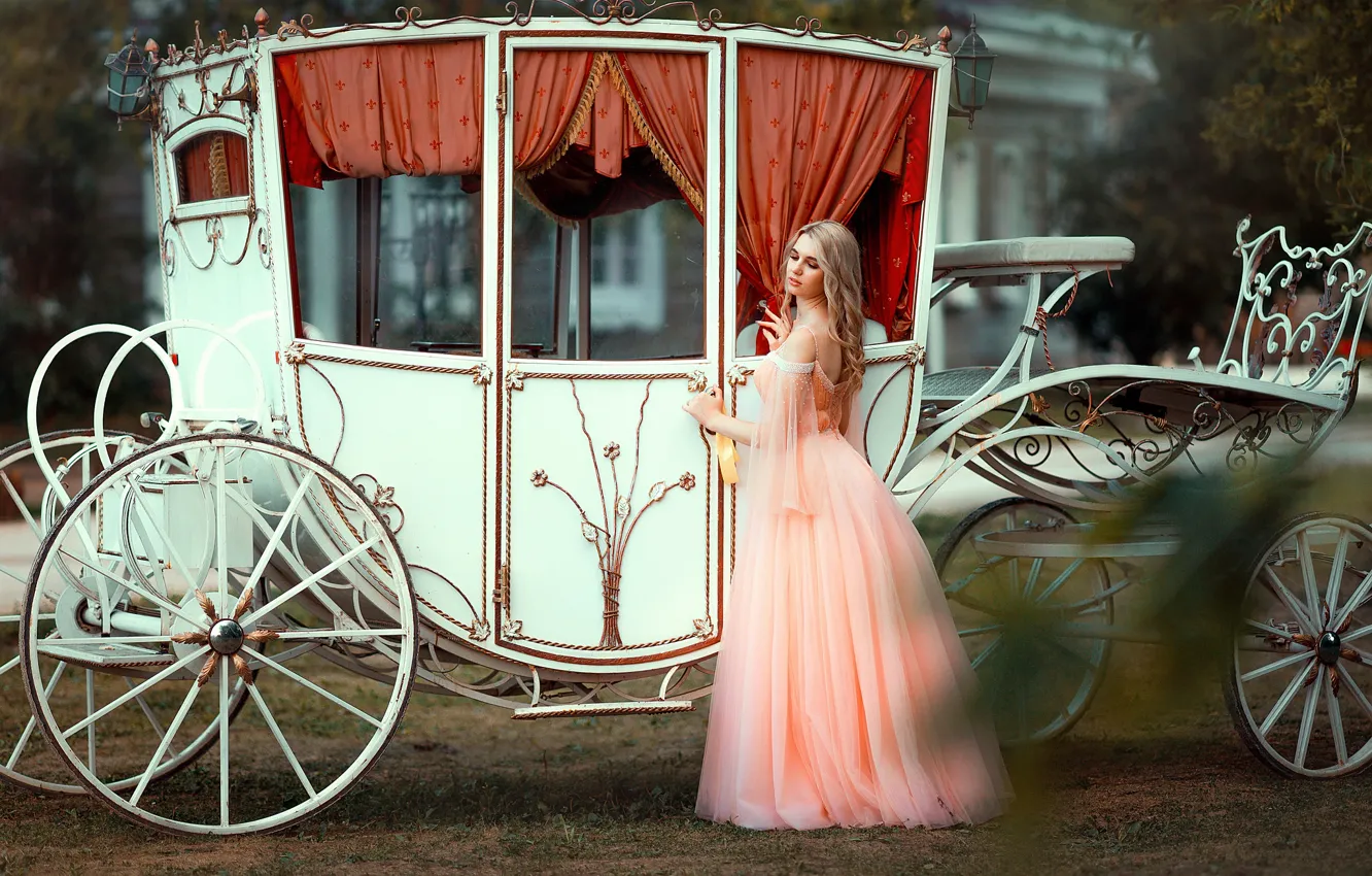 Фото обои девушка, платье, блондинка, карета, локоны, Максим Чурляев