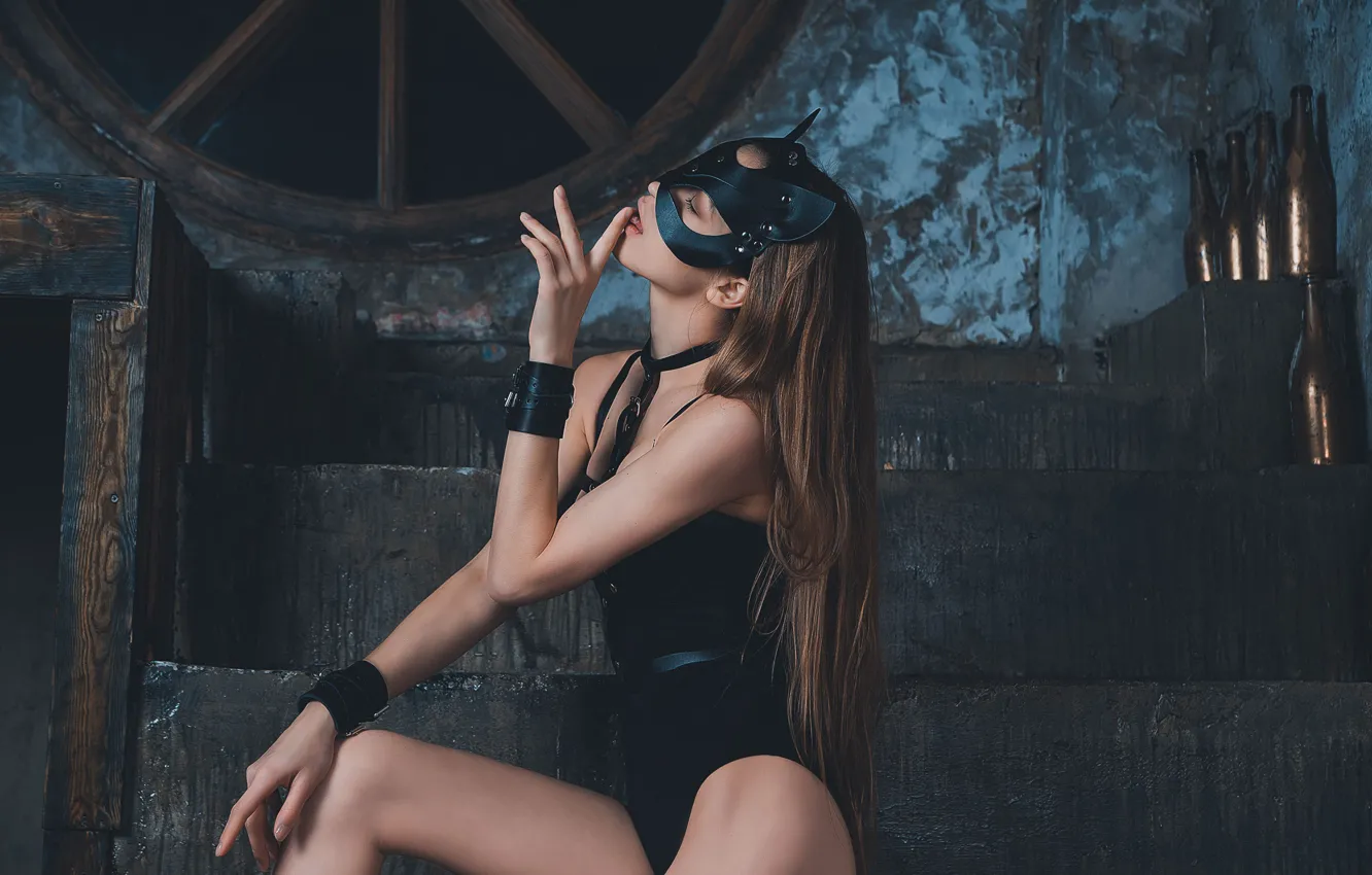 Ищу рабыню в астрахани. Держит ее за волосы. Девушка в маске связывает девушку. Подчинение мужчине. Мужчина с повязкой на глазах.