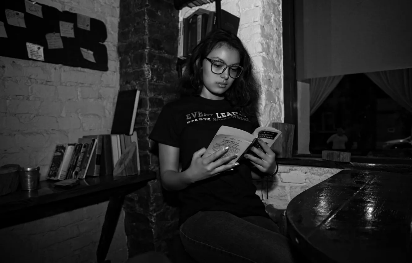 Фото обои девушка, black & white, книга, красивая, book, reading, Анастасия, Kide Fotoart