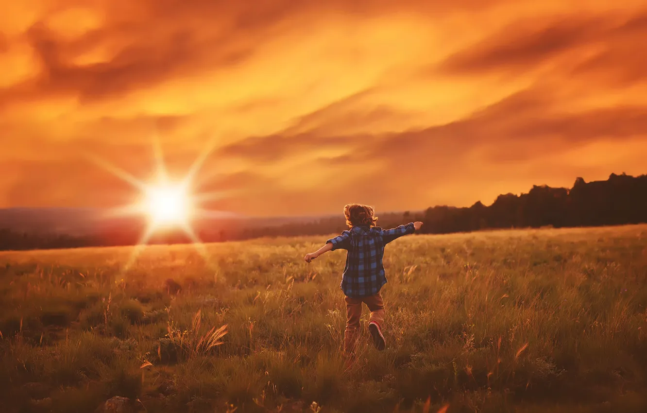 Фото обои поле, солнце, бег, ребёнок