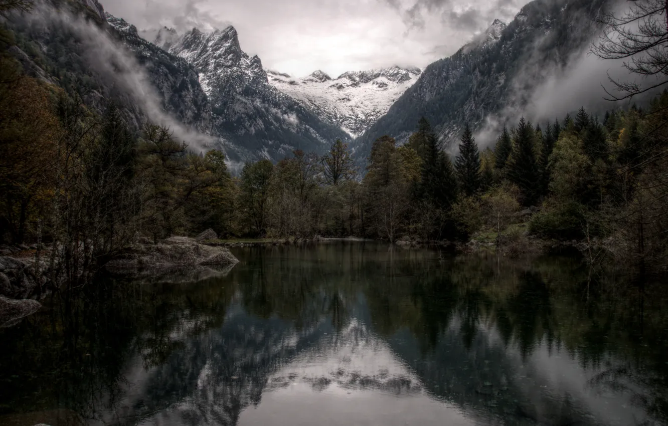 Фото обои небо, деревья, горы, природа, туман, озеро, скалы, Italia