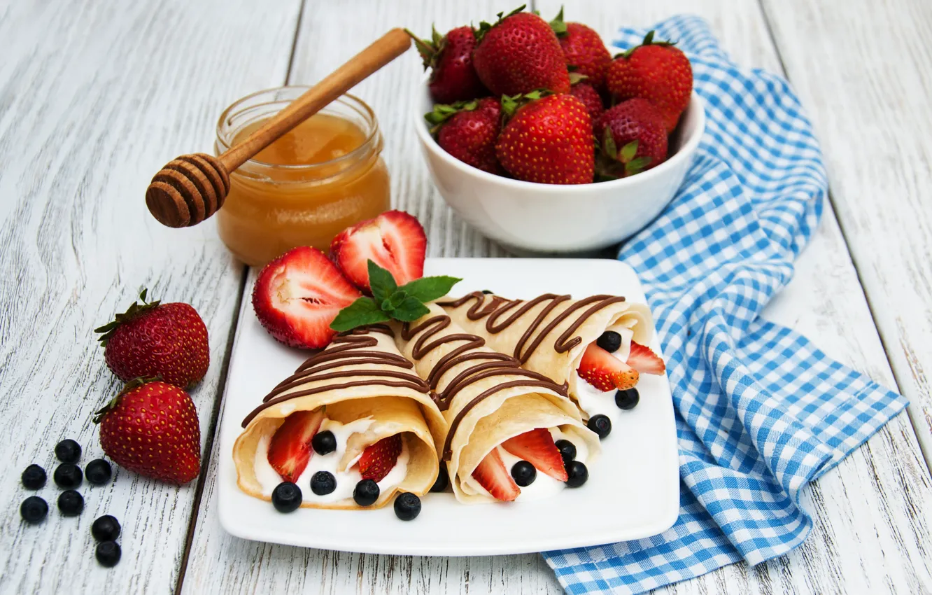 Фото обои ягоды, шоколад, полотенце, завтрак, клубника, мед, творог, блинчики