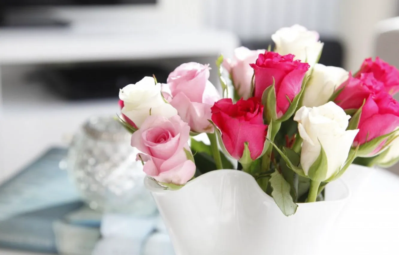 Фото обои белый, цветы, розовый, розы, букет, ваза, малиновый
