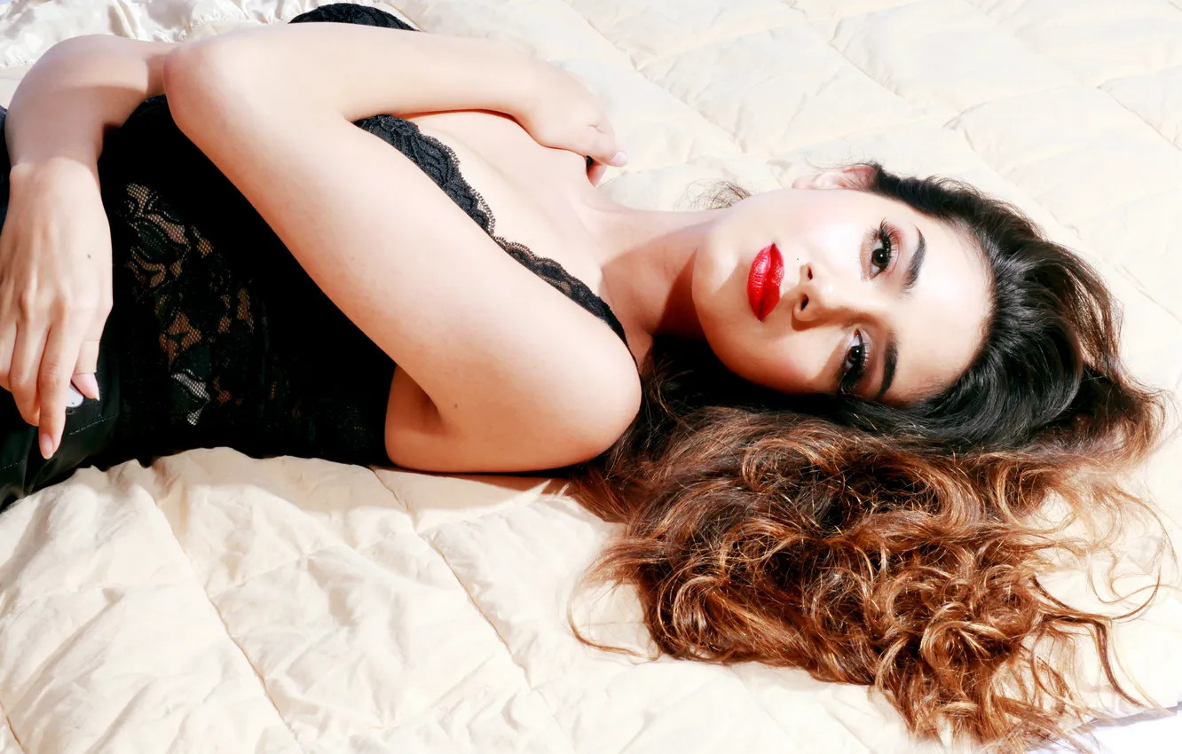 Фото обои девушка, волосы, брюнетка, лежит, локоны