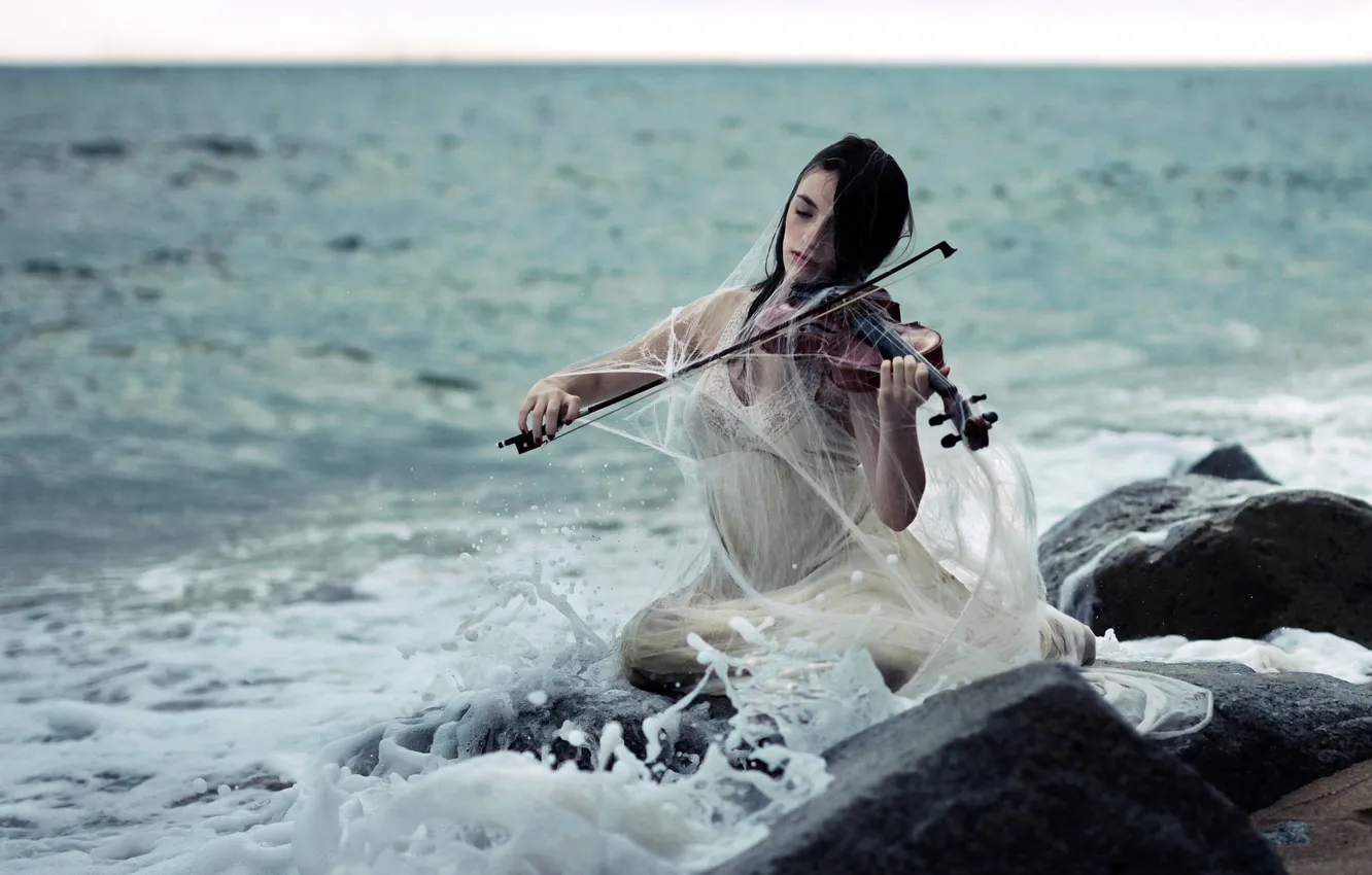 Фото обои море, девушка, скрипка