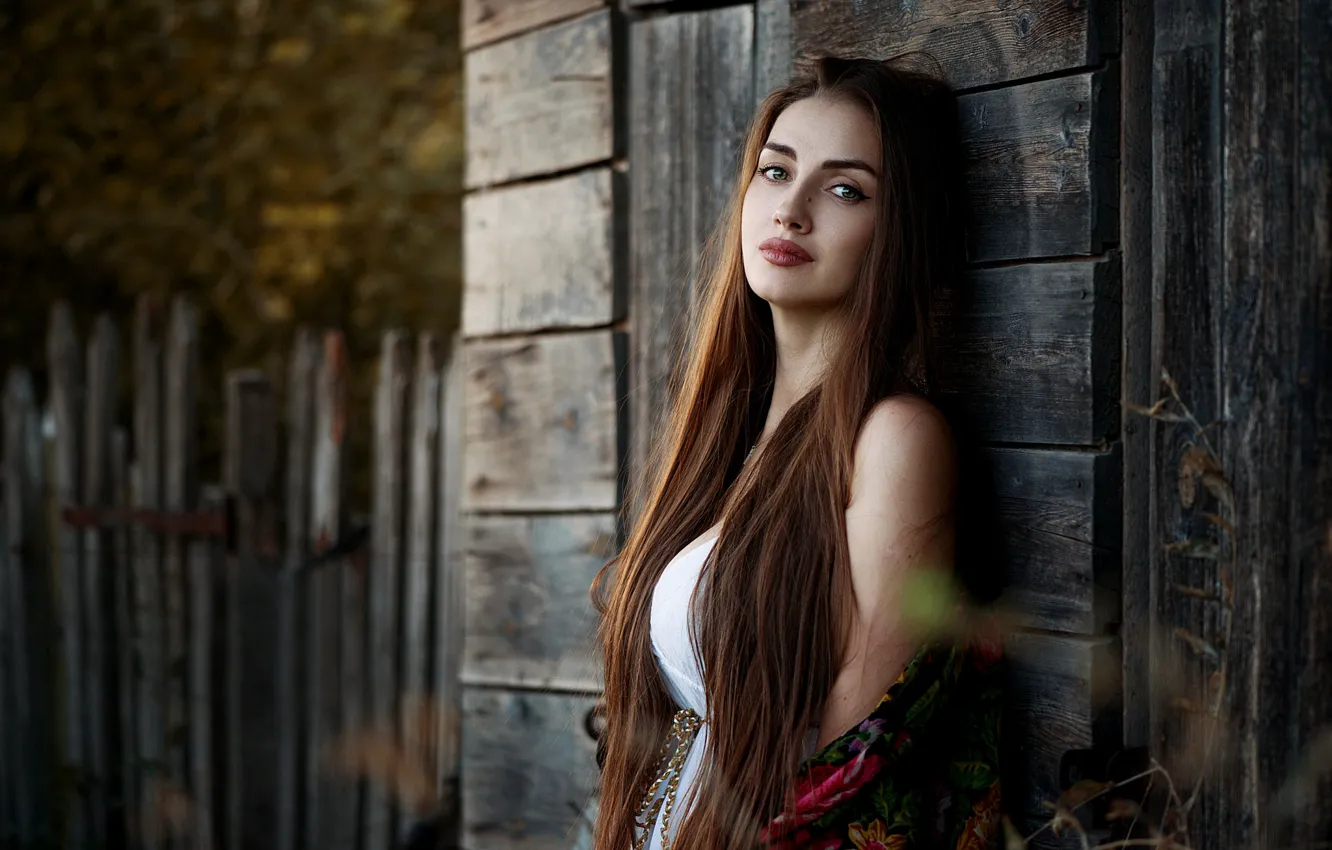 Фото обои взгляд, девушка, волосы, забор, красивая, Ann Nevreva
