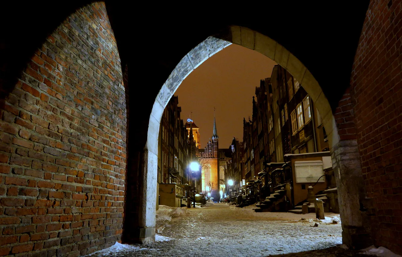 Фото обои зима, ночь, огни, улица, дома, Польша, арка, Гданьск