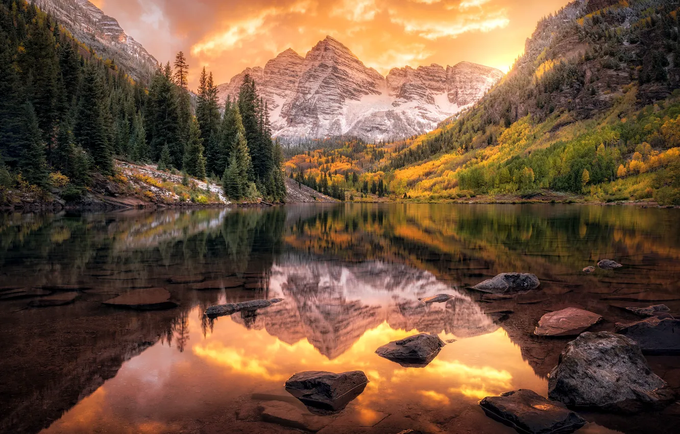 Фото обои осень, лес, облака, закат, горы, отражение, камни, вершины