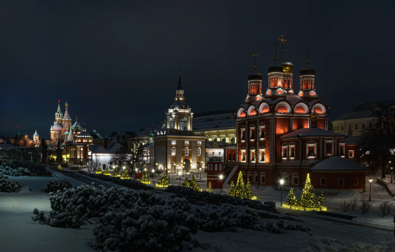 Фото обои зима, снег, ночь, город, парк, освещение, Москва, храмы