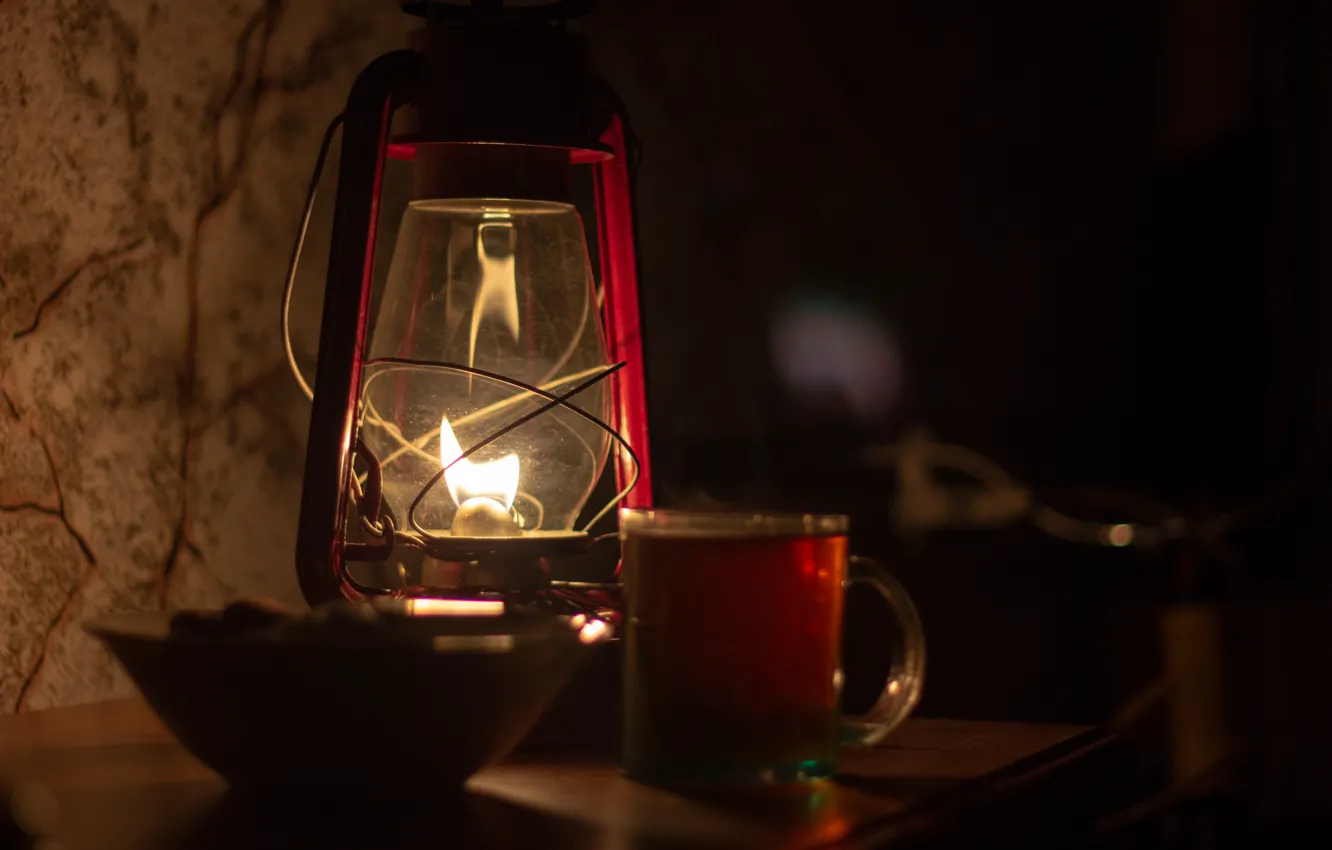 Фото обои свет, стакан, темнота, тепло, чай, тумба, керосиновая лампа
