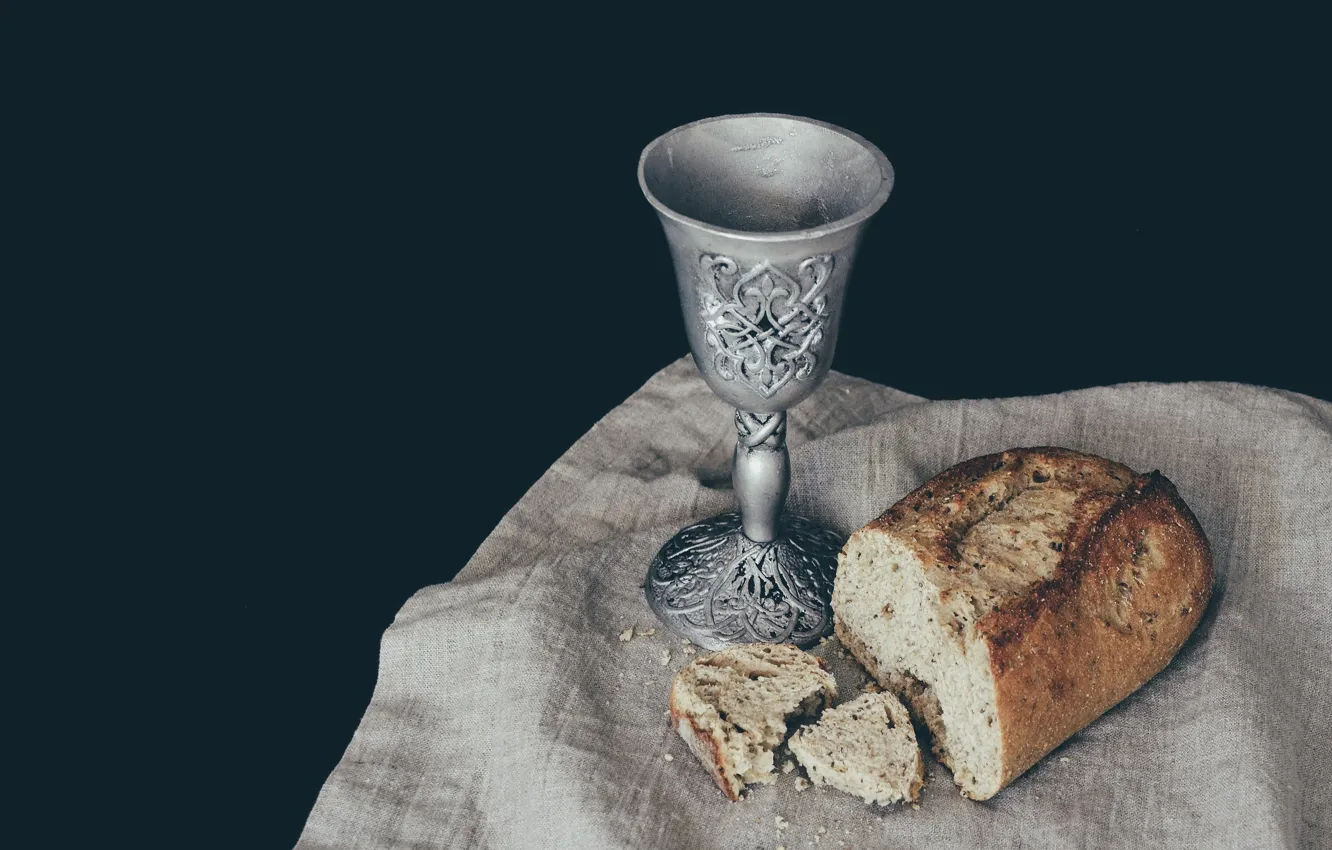 Фото обои темный фон, вино, бокал, полотенце, хлеб, ткань, символика, кусок