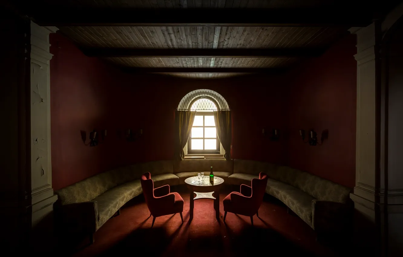 Фото обои стол, комната, бутылка