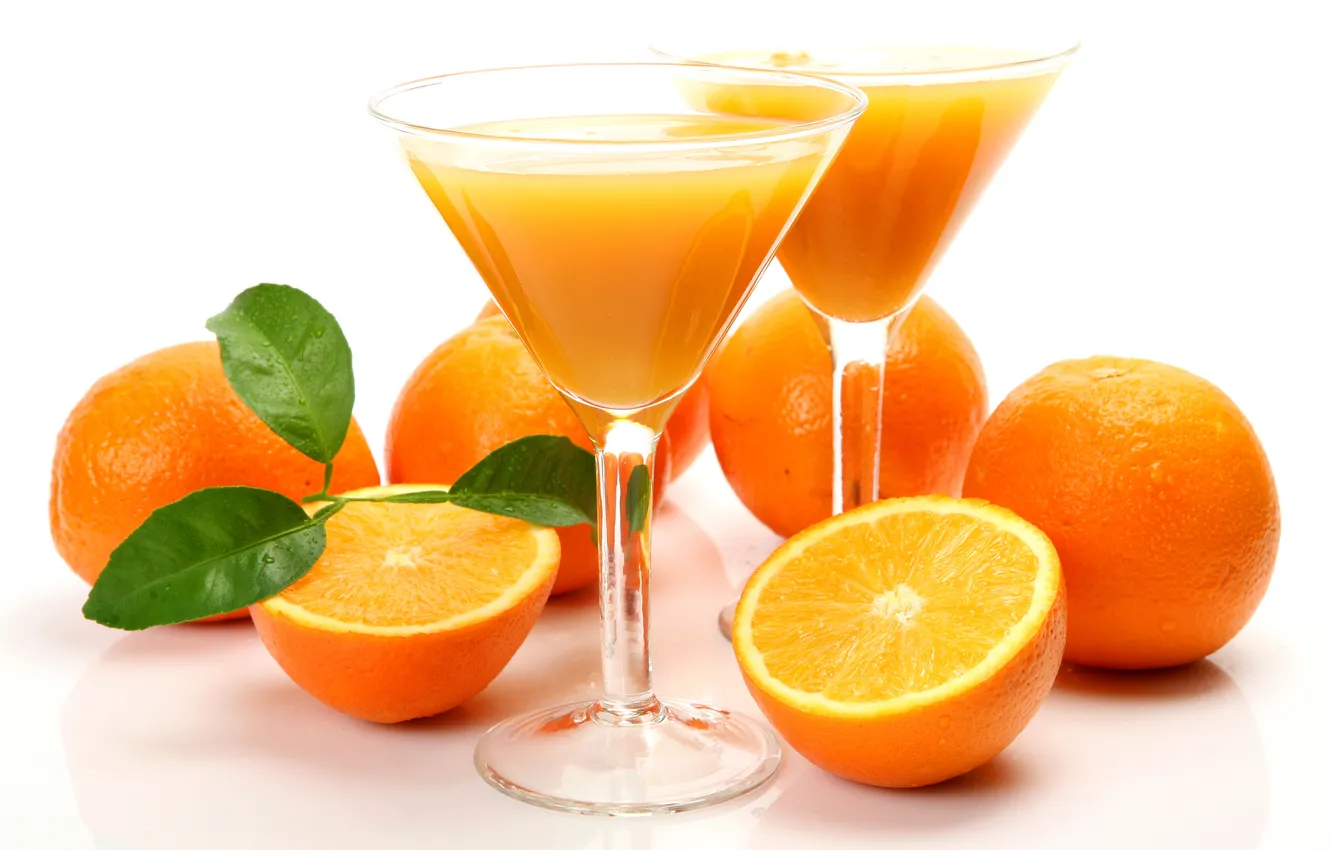 Фото обои апельсины, бокалы, сок, белый фон, напиток, фрукты, листочки, оранжевые
