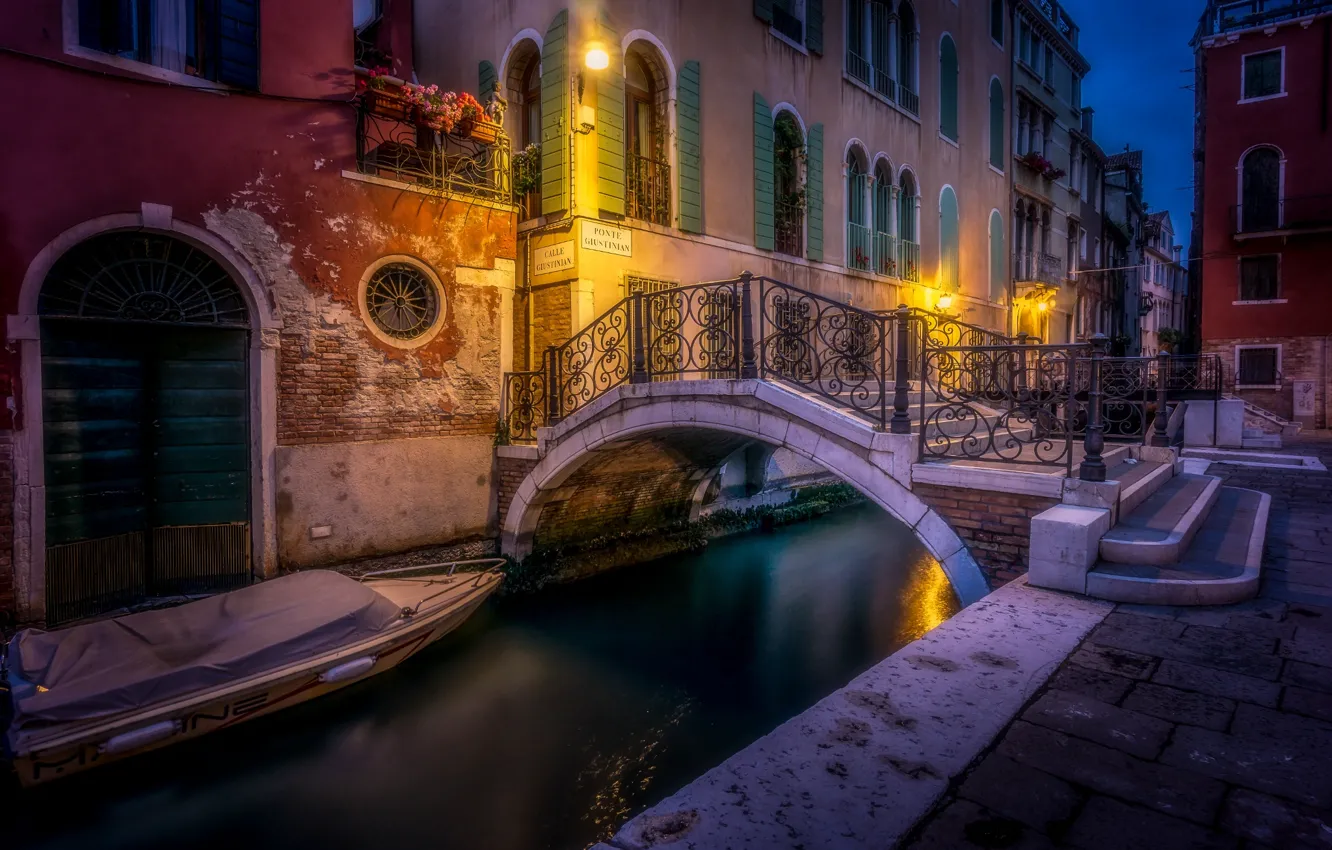 Фото обои вода, город, огни, улица, лодка, дома, вечер, Италия