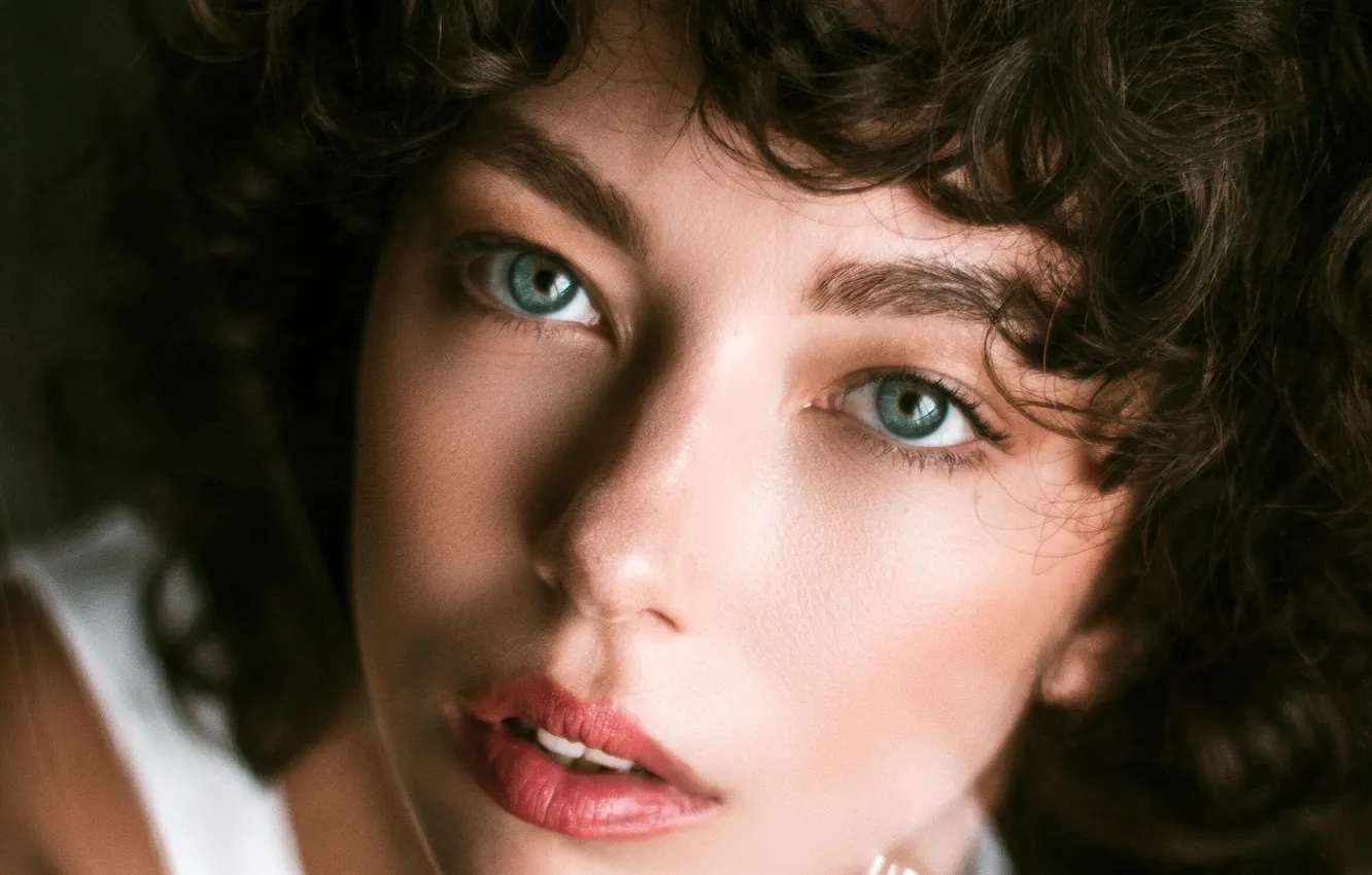Фото обои girl, green eyes, photo, model, bokeh, face, brunette, portrait
