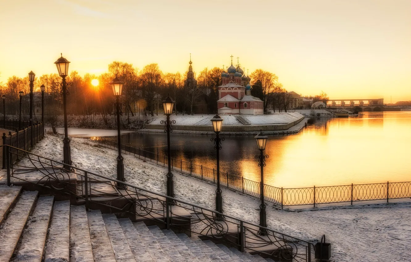 Фото обои осень, солнце, лучи, пейзаж, закат, город, река, фонари
