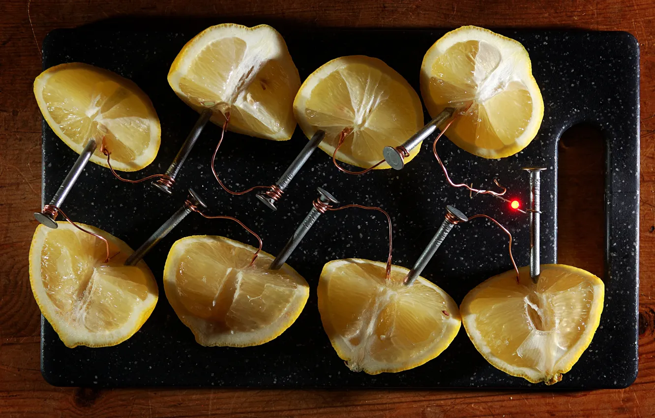 Фото обои провода, электричество, черный фон, гвозди, лимоны, ток, заряд, альтернатива