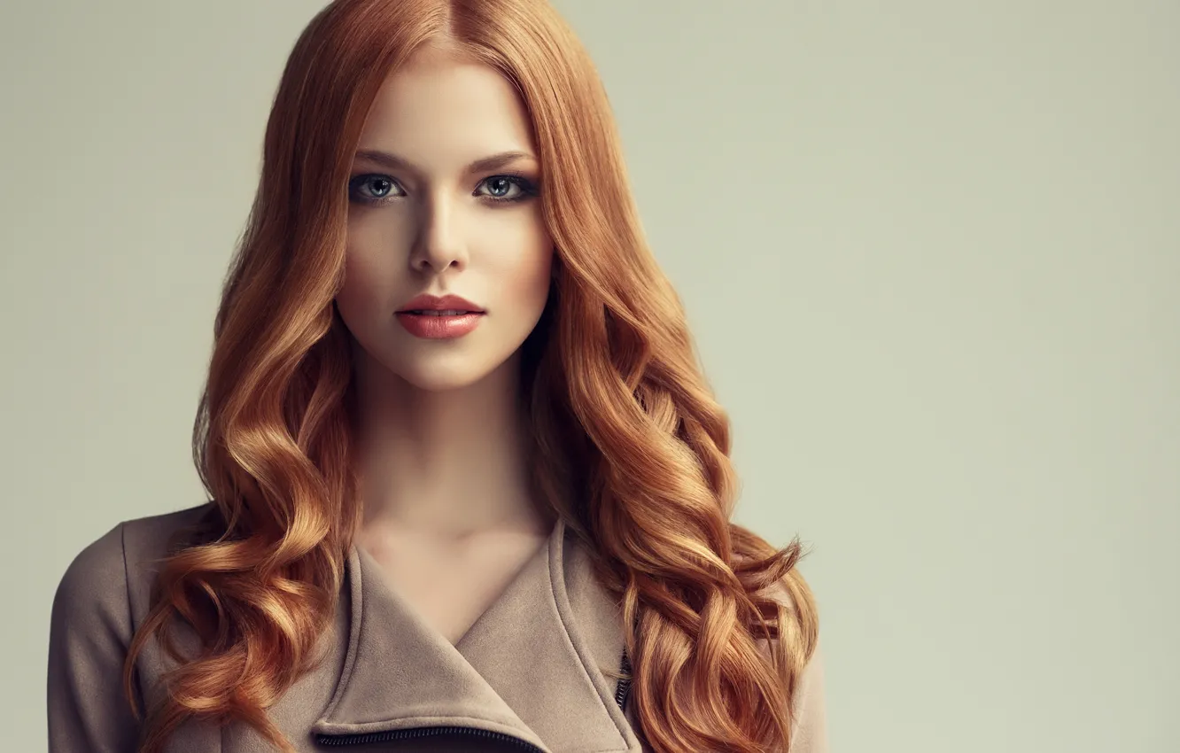 Фото обои взгляд, фон, портрет, макияж, прическа, красотка, рыжеволосая, локоны