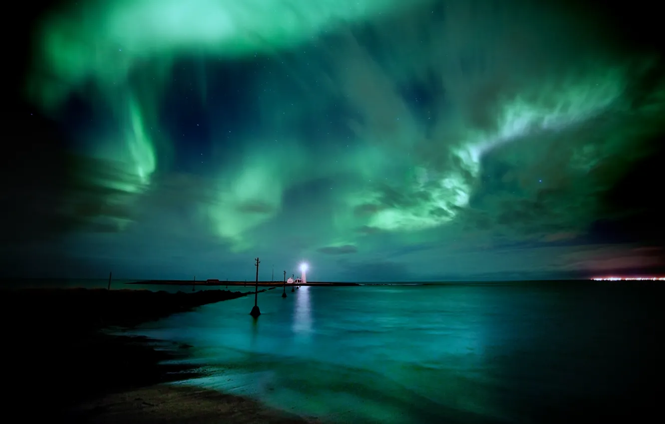 Фото обои море, небо, вода, звезды, ночь, маяк, северное сияние, Исландия