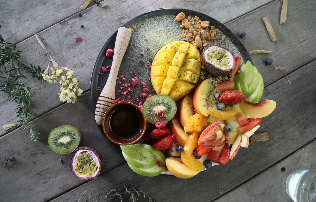 Фото обои киви, тарелка, фрукты, манго, орехи, мёд, wood