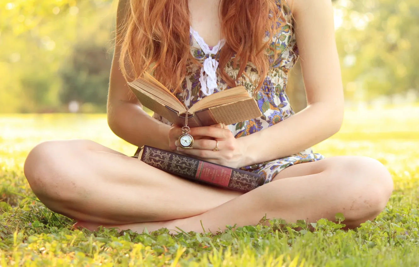 Фото обои девушка, ноги, часы, книги