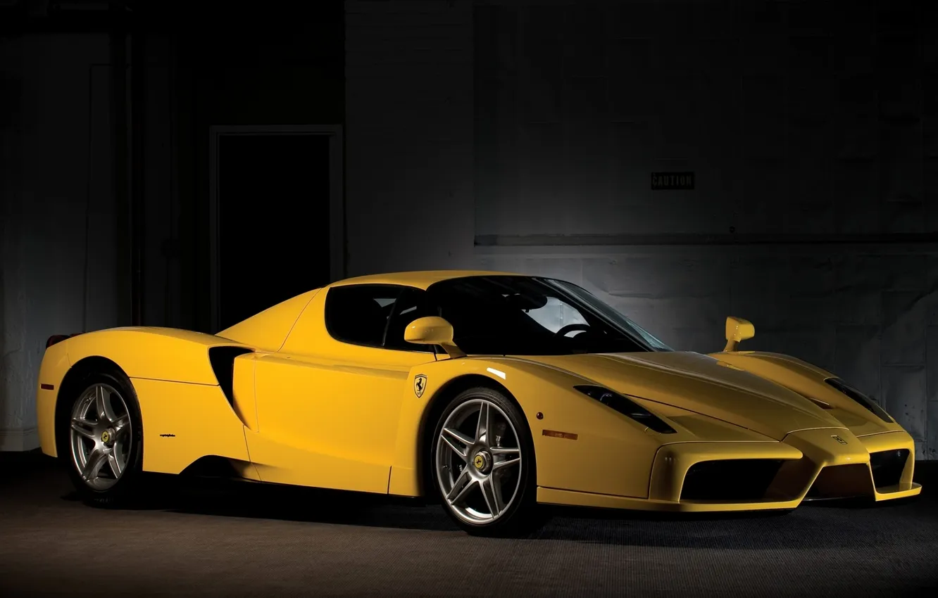 Фото обои желтый, Феррари, Ferrari, суперкар, полумрак, Enzo, передок, гиперкар