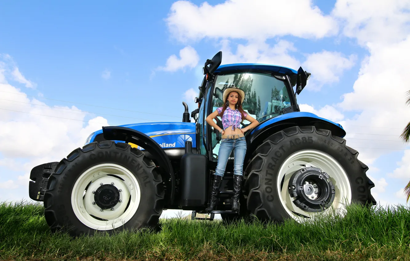 Фото обои девушка, джинсы, трактор, фермер