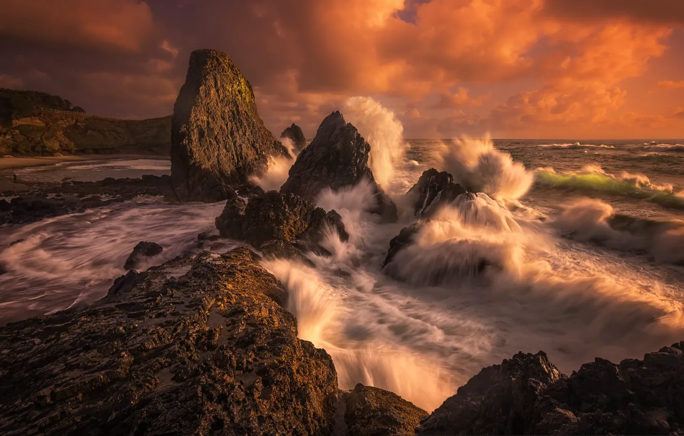 Фото обои море, волны, облака, закат, шторм, камни, океан, скалы