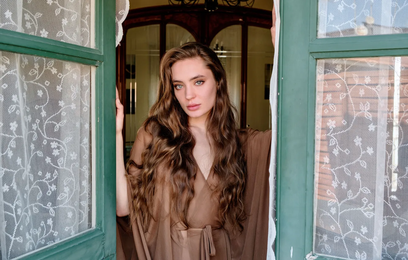 Фото обои long hair, model, brunette, gorgeous, photoshoot, posing, beautiful face, doorway