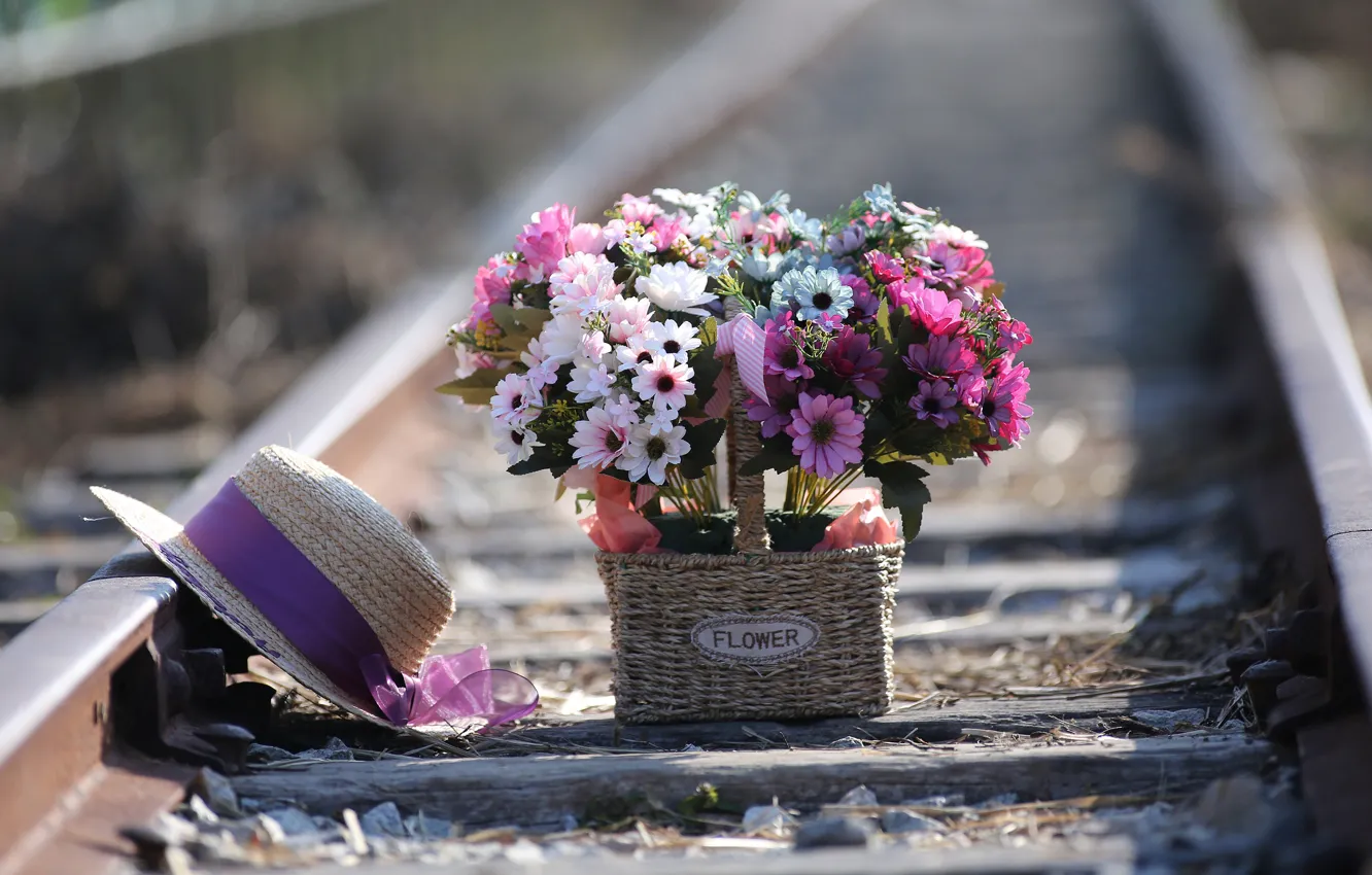 Фото обои цветы, рельсы, букет, шляпа, железная дорога