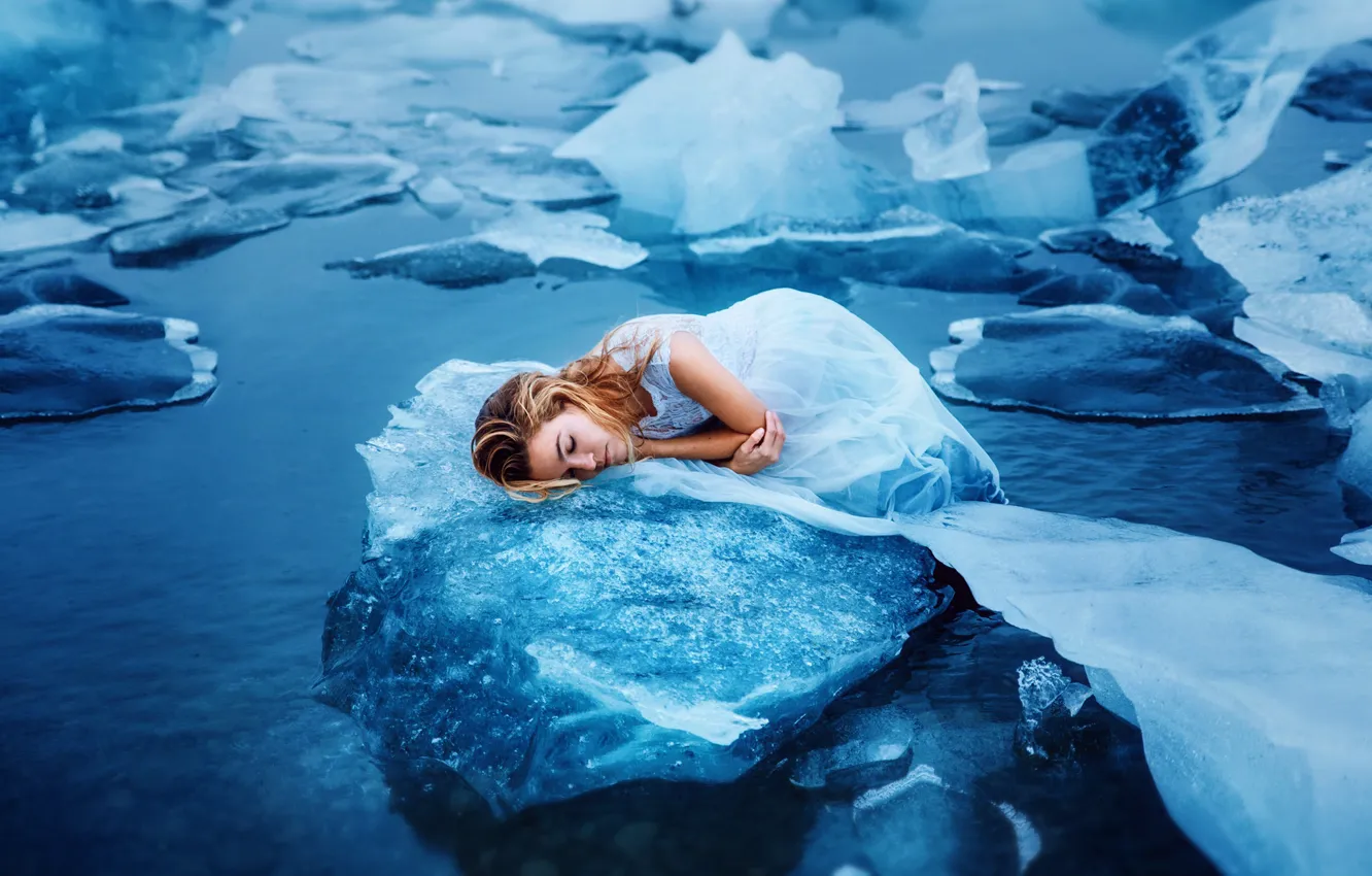 Фото обои девушка, лежит, льдины