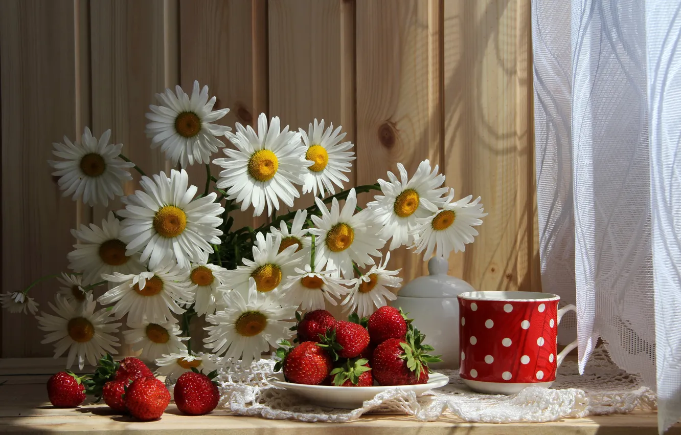 Фото обои цветы, стол, ромашки, клубника, ягода, тарелка, кружка, натюрморт