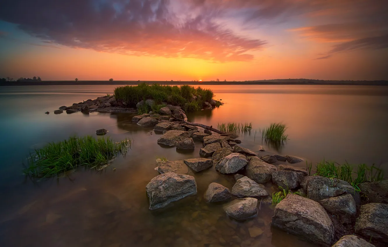 Фото обои трава, облака, закат, озеро, камни, берег, даль, водоем