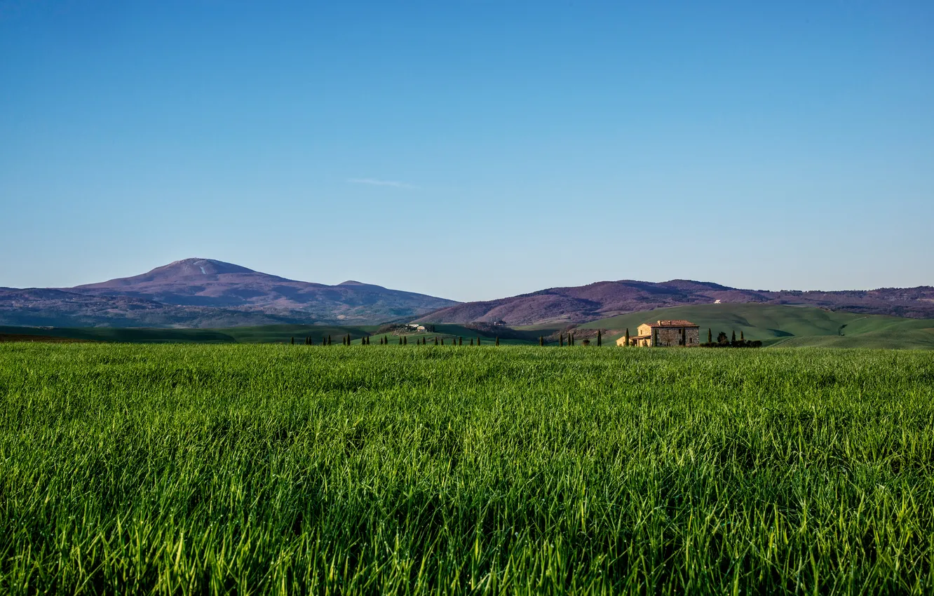 Фото обои поле, небо, трава, горы, дом, италия