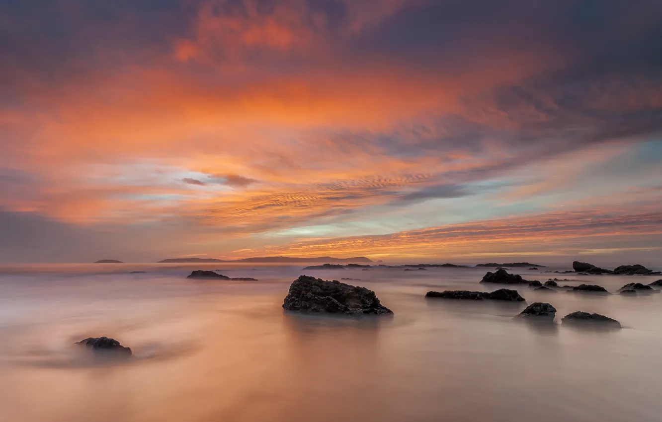 Фото обои море, небо, облака, свет, туман, камни, скалы, рассвет