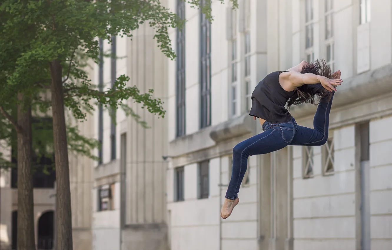Фото обои девушка, прыжок, танец, джинсы, грация