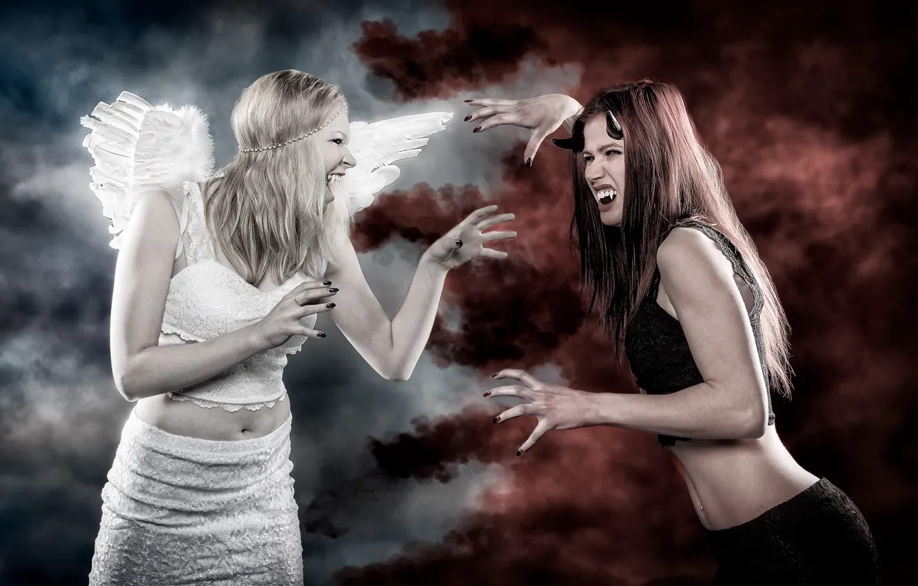 Фото обои фон, девушки, дым, крылья, противостояние, ангел, демон, клыки
