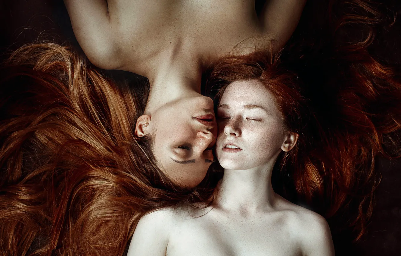 Фото обои отдых, сон, веснушки, две девушки, подруги, freckles, рыжеволосые