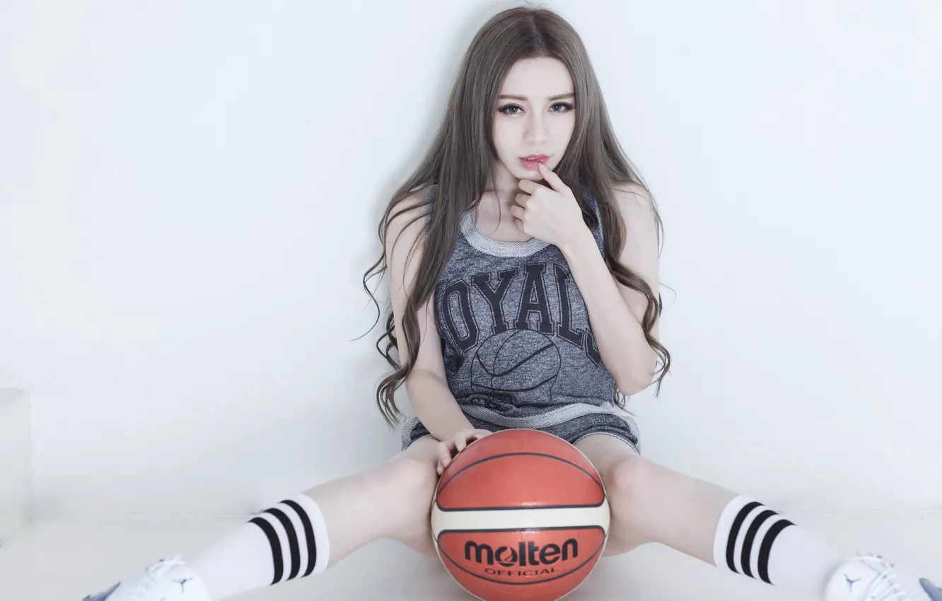 Фото обои лицо, модель, ножки, баскетбольный мяч