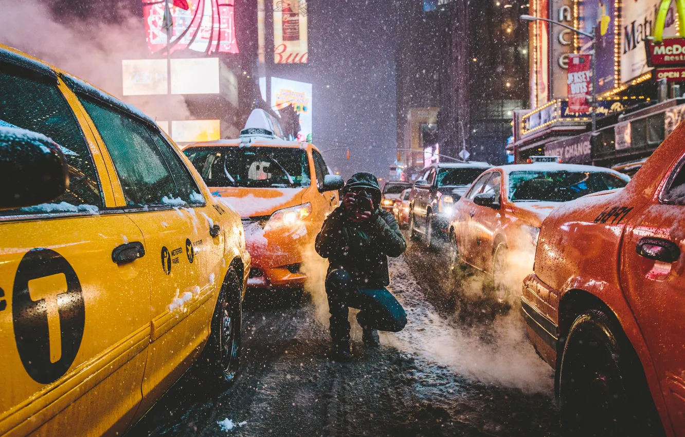 Фото обои зима, улица, Нью-Йорк, неон, камера, такси, мужчина, Манхэттен
