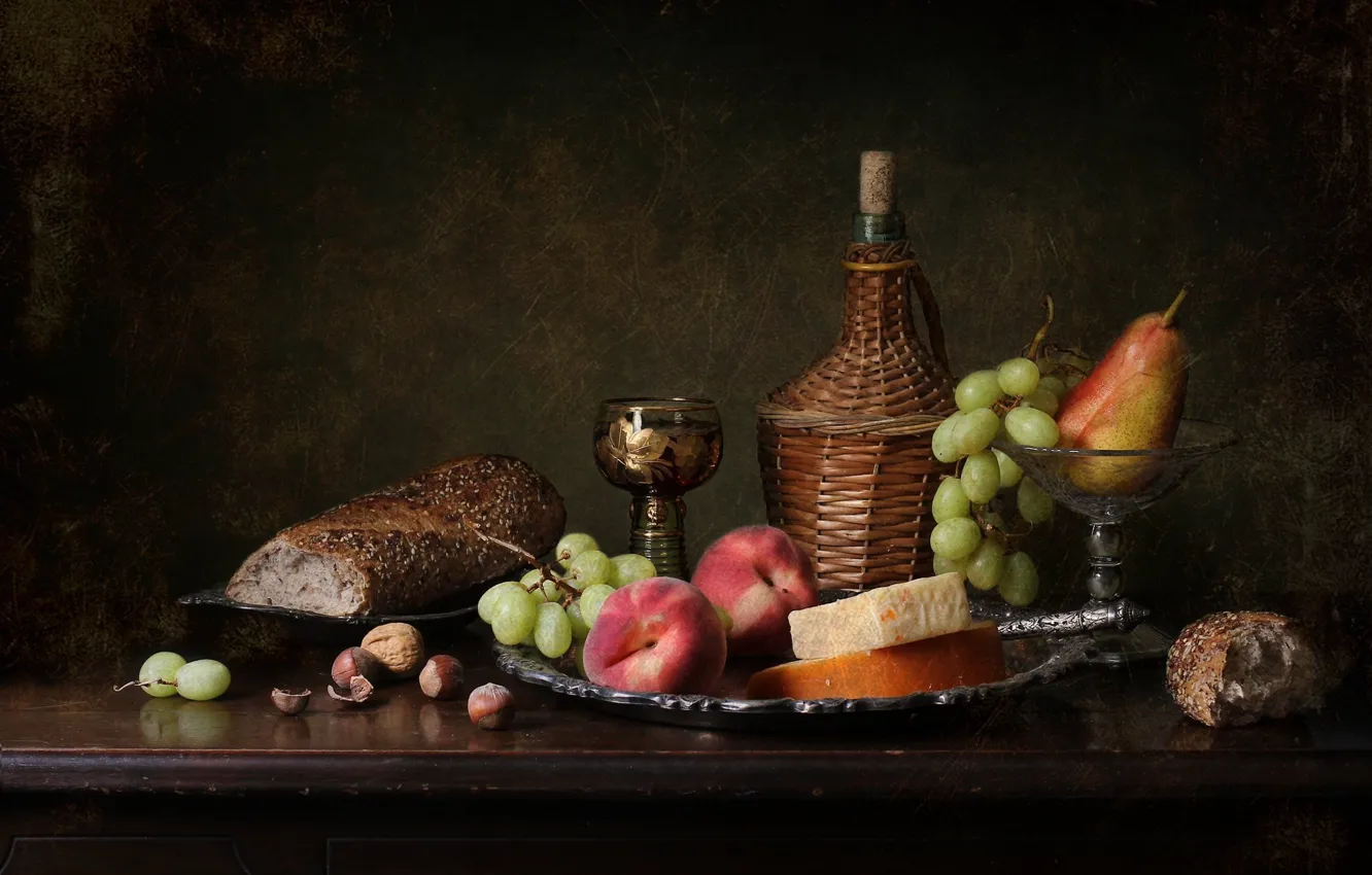 Фото обои вино, бокал, сыр, хлеб, виноград, груша, орехи, персик