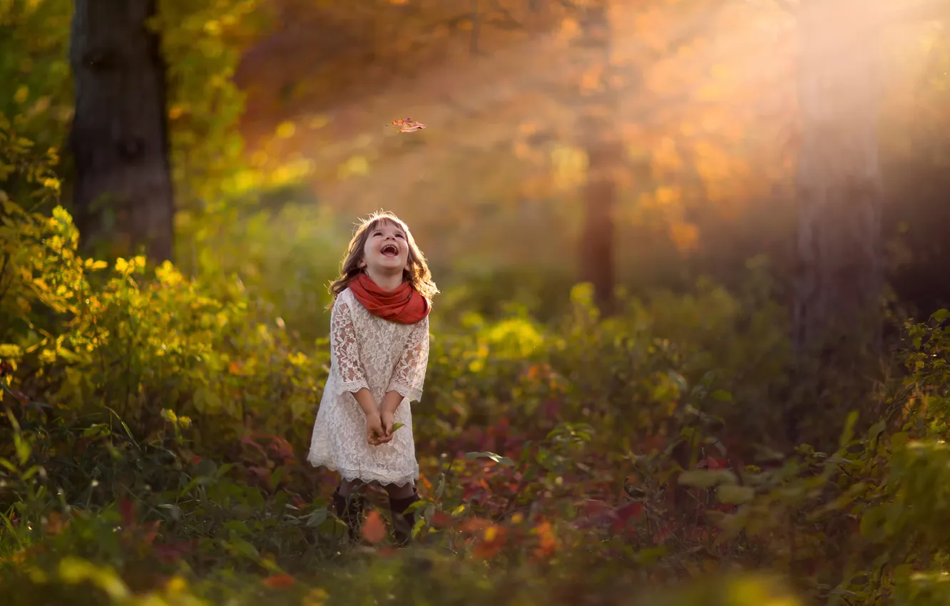 Фото обои осень, лес, лист, смех, девочка