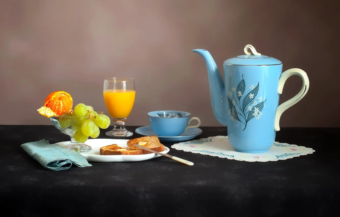 Фото обои чайник, сок, хлеб, виноград, чашка, фрукты, мандарин