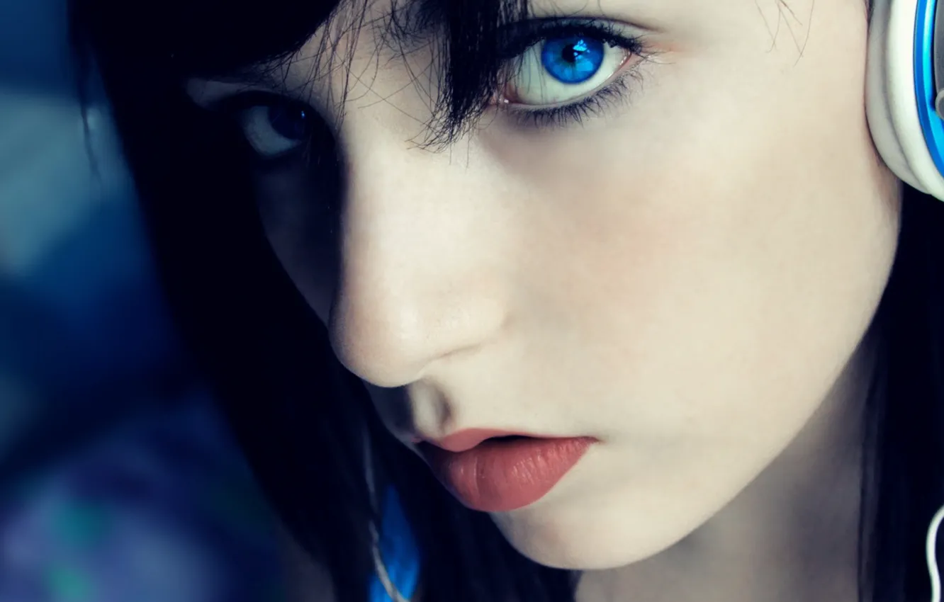 Фото обои взгляд, девушка, губы, голубые глаза, наушник