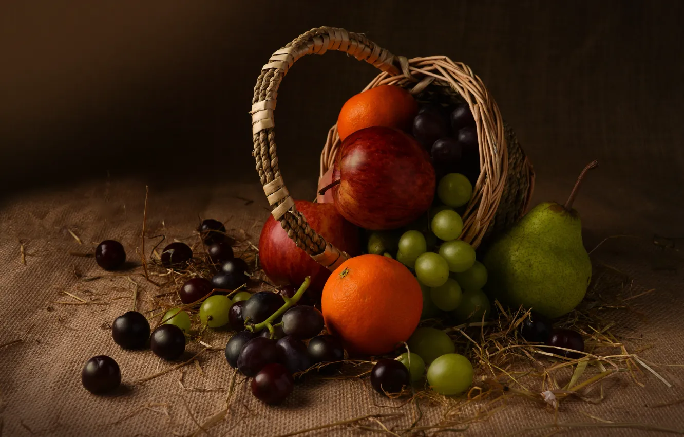Фото обои темный фон, яблоки, еда, виноград, гроздь, груша, фрукты, натюрморт