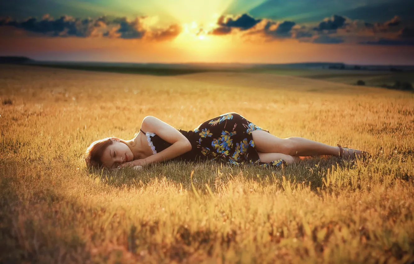 Фото обои поле, девушка, сон, платье