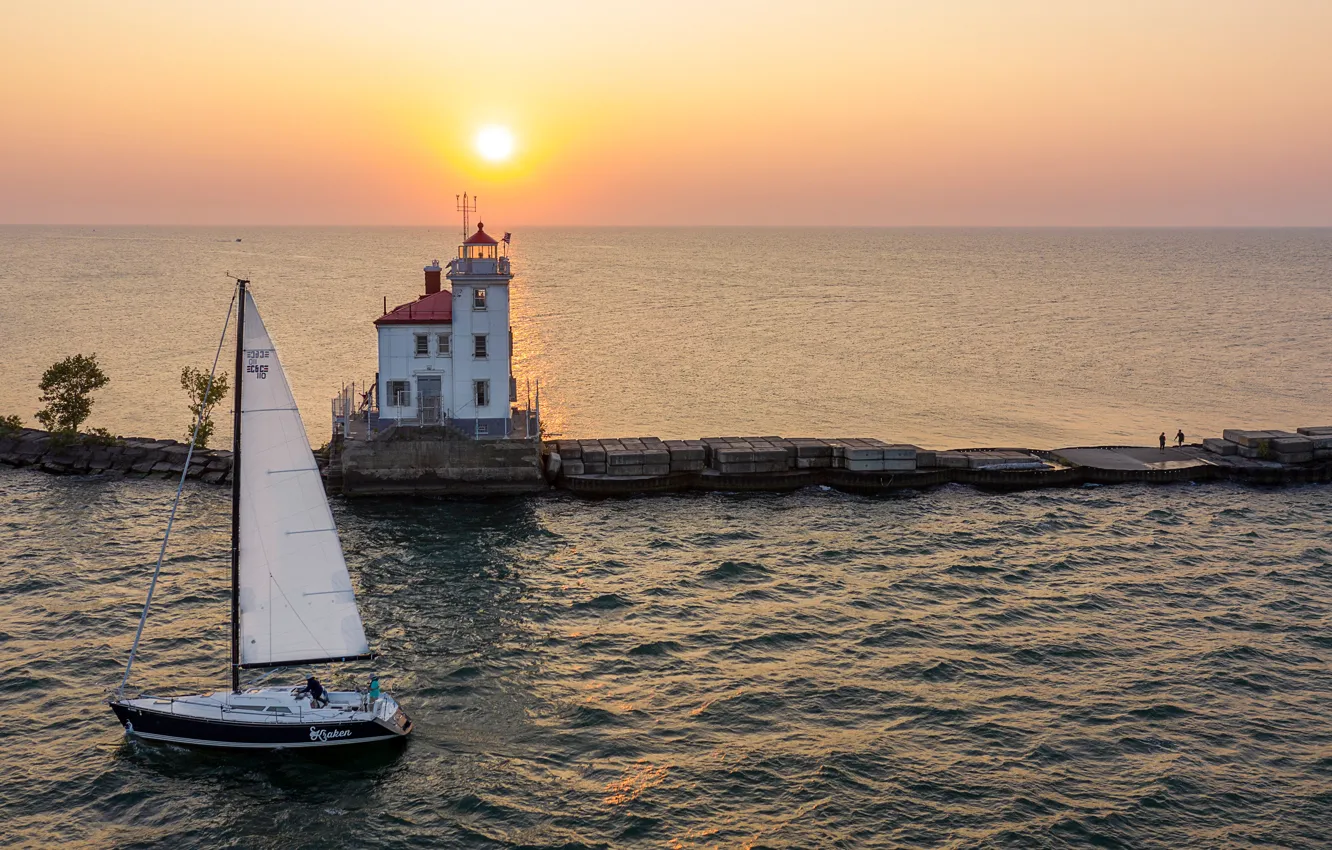 Фото обои закат, озеро, маяк, яхта, Огайо, Ohio, Lake Erie, Fairport Harbor West Breakwater Lighthouse