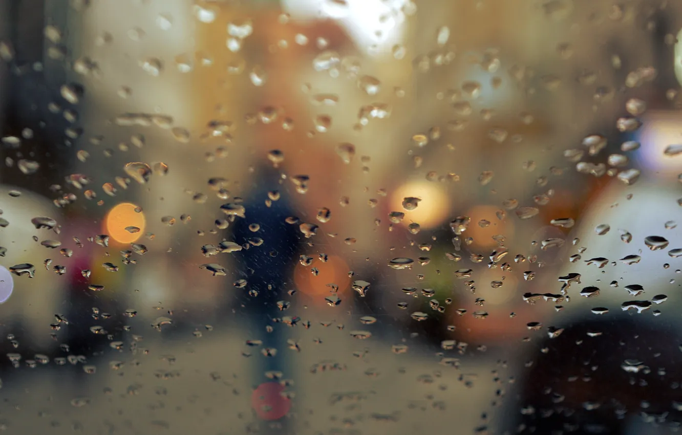 Фото обои осень, стекло, капли, город, огни, дождь, человек, силуэт